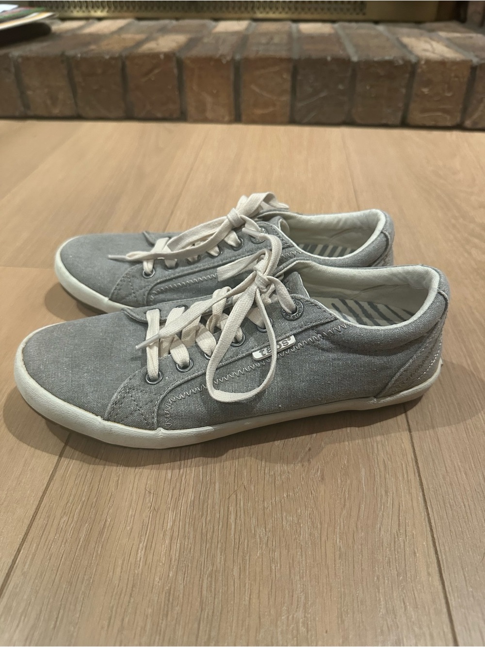 Taos Star Women's Grey Wash Canvas Low Top Lace Up Sneakers